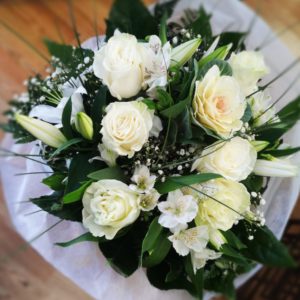 Ramo de rosas blancas y lilium oriental